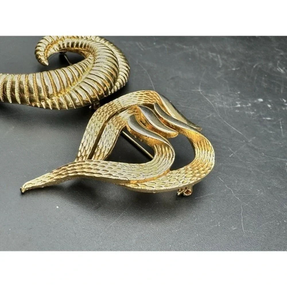 Vintage Set Gold-tone Monet Ribbed Crescent Modernist Heart Large Brooch‎ Pins